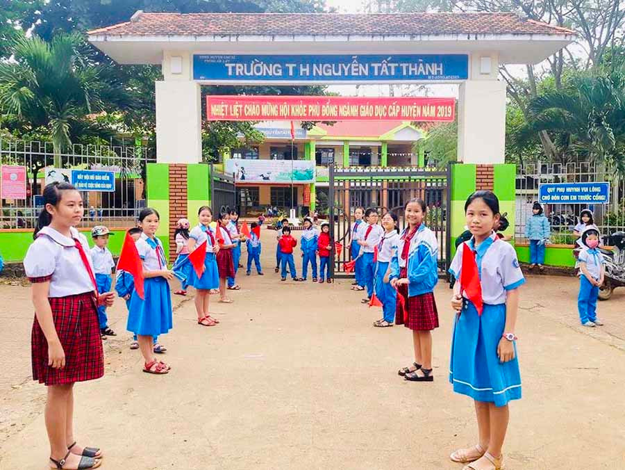  Mô hình “Cổng trường ATGT” ở Trường Tiểu học Nguyễn Tất Thành (thị trấn Chư Sê) mới triển khai nhưng đã đi vào nền nếp. Ảnh: L.H