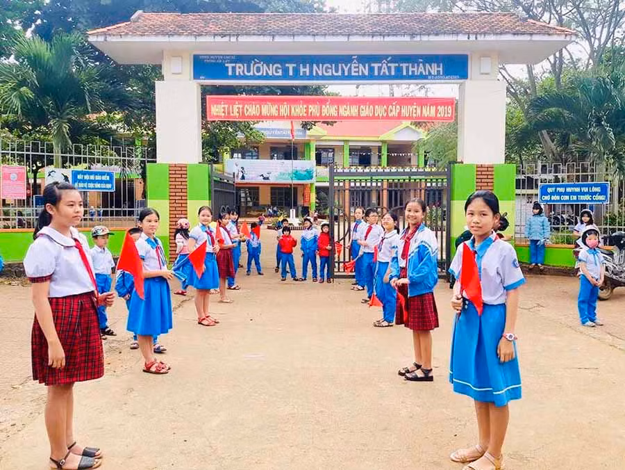  Mô hình “Cổng trường ATGT” ở Trường Tiểu học Nguyễn Tất Thành (thị trấn Chư Sê) mới triển khai nhưng đã đi vào nền nếp. Ảnh: L.H