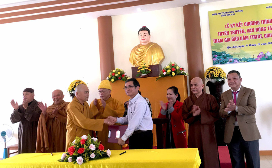  Ban An toàn giao thông tỉnh và Giáo hội Phật giáo Việt Nam tỉnh ký kết chương trình phối hợp về đảm bảo an toàn giao thông. Ảnh: Lê Hòa