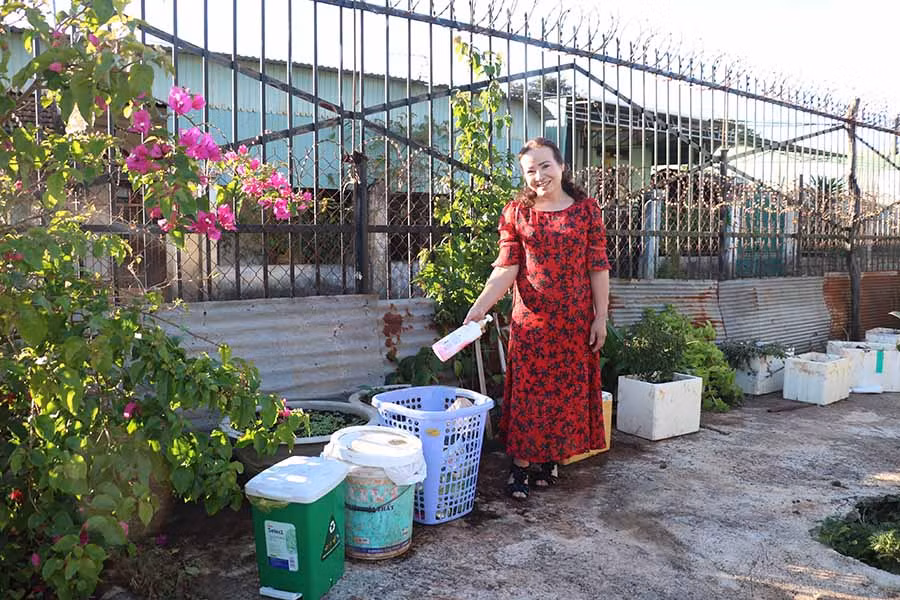  Ngày nào bà Đỗ Thị Thỉnh cũng chia rác thải thành 3 loại để xử lý. Ảnh: N.H