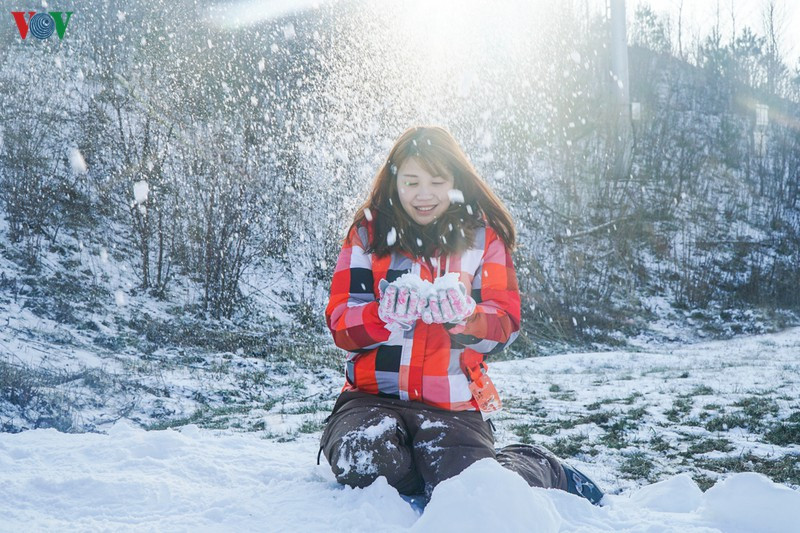 Mùa đông ở Hàn Quốc bắt đầu từ khoảng đầu tháng 12 đến tháng 3 năm sau. Những sườn núi mênh mông tuyết phủ, các khu nghỉ dưỡng mái nhà trắng xóa là "đặc sản" làm say lòng bất cứ ai. Mùa đông ở Hàn Quốc bắt đầu từ khoảng đầu tháng 12 đến tháng 3 năm sau. Những sườn núi mênh mông tuyết phủ, các khu nghỉ dưỡng mái nhà trắng xóa là