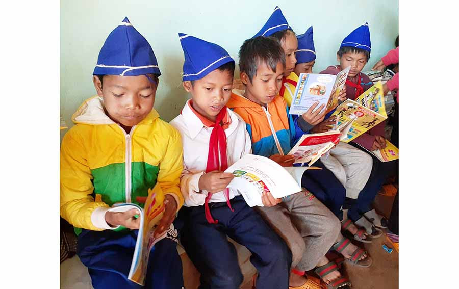 Các em học sinh đọc sách tại nhà chị Diệu. Ảnh: B.N