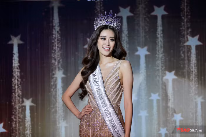  Đêm chung kết vừa qua, Khánh Vân xuất hiện xinh đẹp với mái tóc dài được uốn xoăn như sóng biển