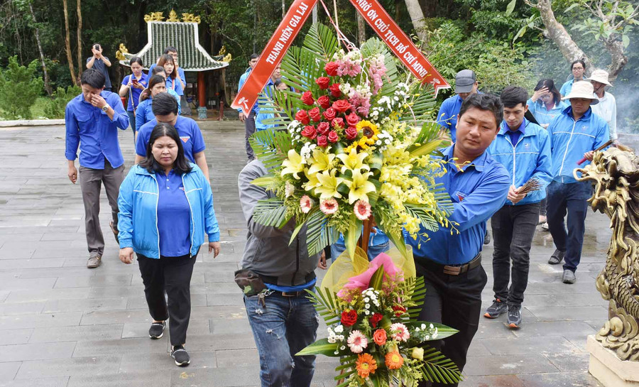 Đoàn tổ chức dâng hoa tại Khu căn cứ cách mạng. Ảnh: Hà Phương