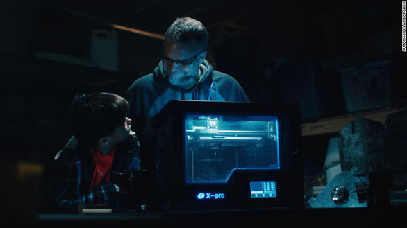 Hai cha con anh Sterling Backus dùng máy in 3D để bàn in hầu hết các bộ phận xe - Ảnh: CNN