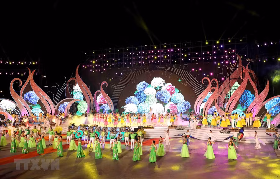 Các tiết mục nghệ thuật đặc sắc trong đêm khai mạc lễ hội. (Ảnh: Nhật Anh/TTXVN)