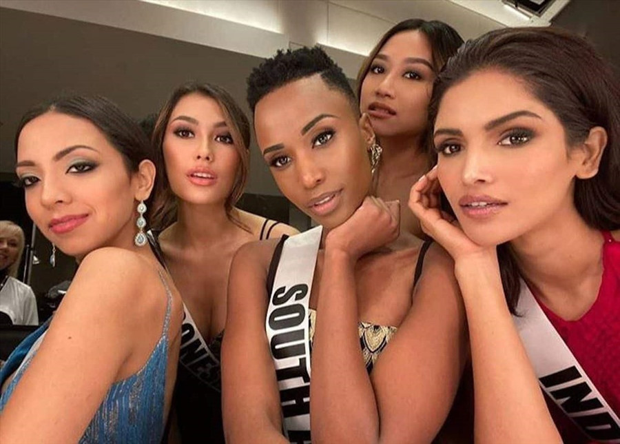 Zozibini Tunzi sở hữu nhan sắc nổi bật trong dàn thí sinh Hoa hậu Hoàn vũ Thế giới 2019. Ảnh: ST. 
