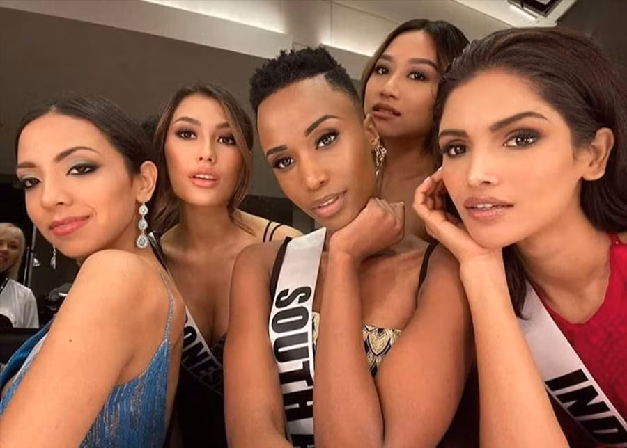 Zozibini Tunzi sở hữu nhan sắc nổi bật trong dàn thí sinh Hoa hậu Hoàn vũ Thế giới 2019. Ảnh: ST. 