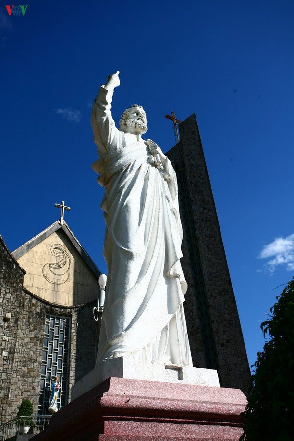 Tượng thánh Phêro phía trước, bên trái nhà thờ (theo hướng nhìn từ ngoài vào)