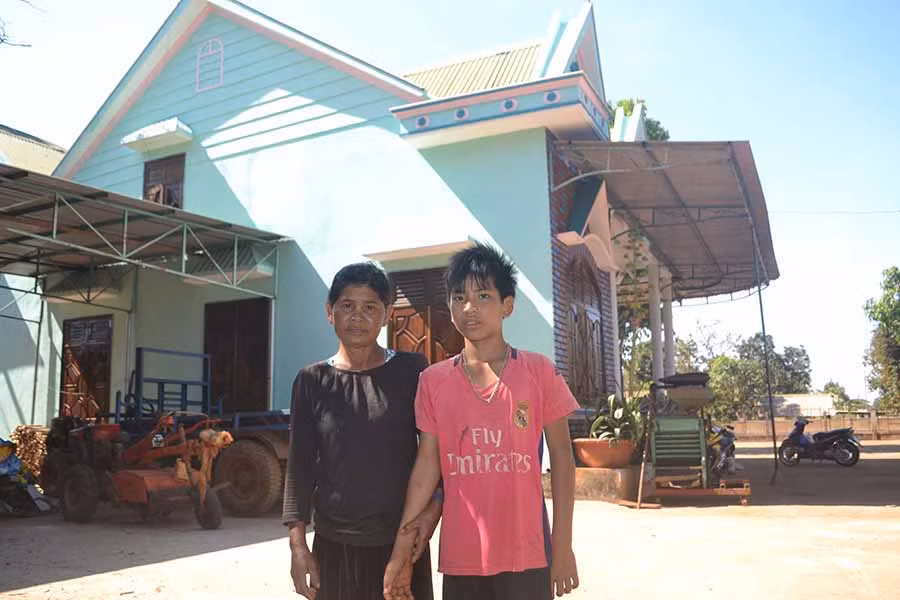  Bà Ksor H'Li và con trai Ksor Pưh (làng Kom Yố, xã Ia Chía, huyện Ia Grai). Ảnh: H.M