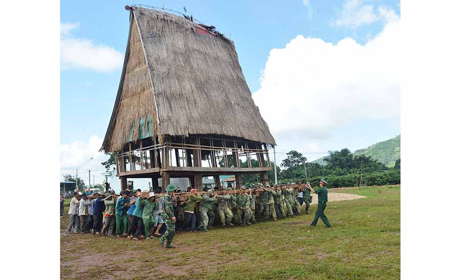  Bộ đội tham gia di dời nhà rông ở xã Chư Đang Ya (huyện Chư Pah). Ảnh: P.D