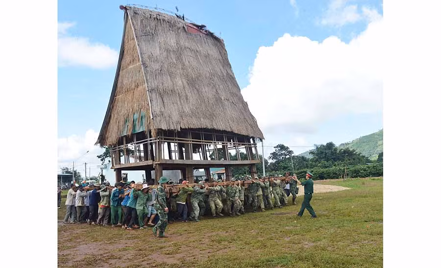  Bộ đội tham gia di dời nhà rông ở xã Chư Đang Ya (huyện Chư Pah). Ảnh: P.D