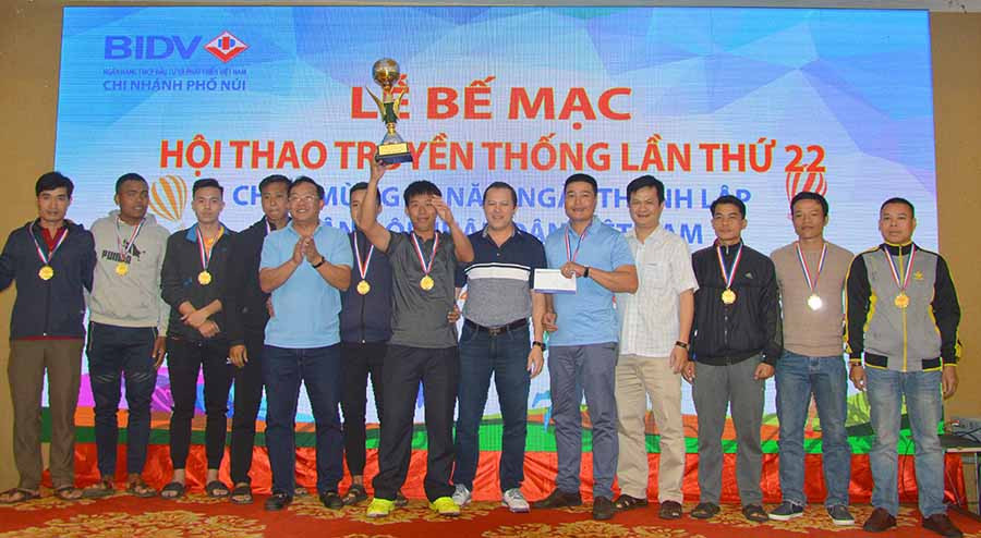  Binh đoàn 15 đoạt Cúp vô địch môn bóng đá. Ảnh: M.V