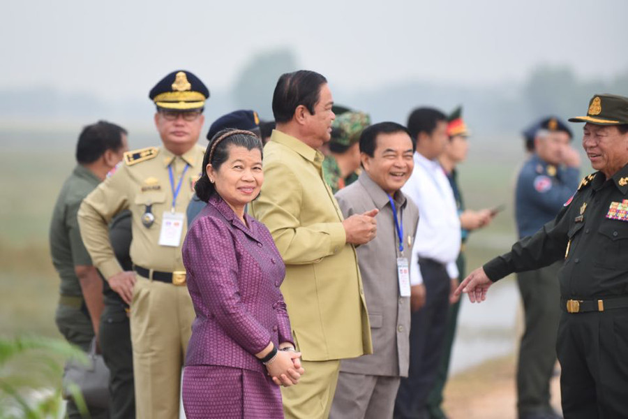 Phó thủ tướng Campuchia Men Sam An có mặt rất sớm để theo dõi, chỉ đạo buổi diễn tập - Ảnh: DUYÊN PHAN