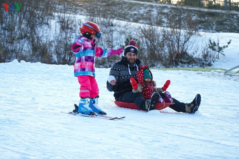Các khu trượt tuyết nổi tiếng ở Pyeongchang như Alpensia, Phoenix, Oak Valley, Vivaldi đều có khung cảnh tuyệt đẹp và tiện nghi, thu hút đông khách vào cuối tuần. Gần Seoul hơn cũng có nhiều khu trượt tuy nhiên tuyết chưa dày và đẹp bằng. Các khu trượt tuyết nổi tiếng ở Pyeongchang như Alpensia, Phoenix, Oak Valley, Vivaldi đều có khung cảnh tuyệt đẹp và tiện nghi, thu hút đông khách vào cuối tuần. Gần Seoul hơn cũng có nhiều khu trượt tuy nhiên tuyết chưa dày và đẹp bằng.