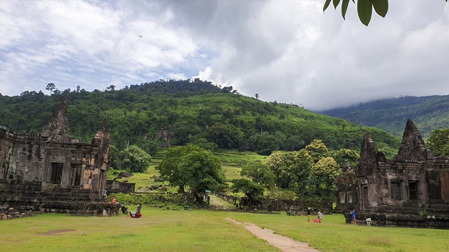 Wat Phou là đền thờ xưa nhất ở Lào, từng là trung tâm của đạo Hindu, thờ thần Shiva.  Wat Phou là đền thờ xưa nhất ở Lào, từng là trung tâm của đạo Hindu, thờ thần Shiva.
