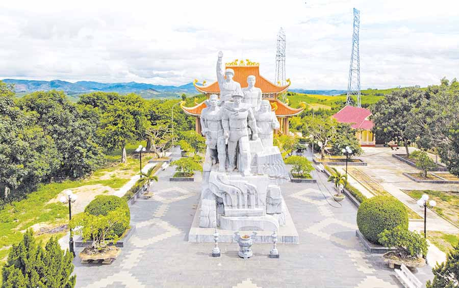 Tượng đài chiến thắng Đak Pơ. Ảnh: HOÀNG QUỐC VĨNH