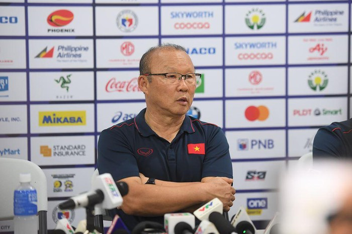 HLV Park Hang-seo trả lời họp báo.