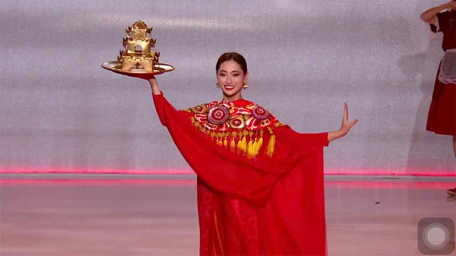 Lương Thuỳ Linh gây ấn tượng với điệu múa mâm vàng tại phần thi “Dance of the World”. Trước đó, cô tâm sự cô gặp nhiều khó khăn khi tập điệu múa này bởi đòi hỏi kĩ thuật cao”. Ảnh: CMH.