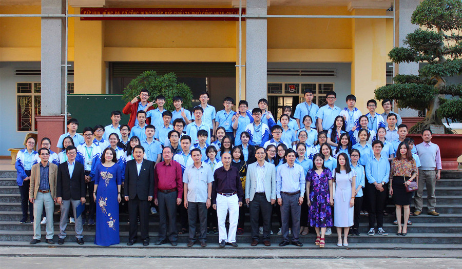 Lãnh đạo Sở GD-ĐT chụp ảnh lưu niệm cùng đội tuyển học sinh tham dự Kỳ thi chọn HSG cấp Quốc gia THPT năm học 2019-2020. Ảnh: Hồng Thi 