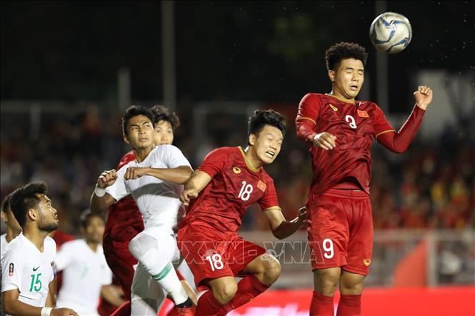 Pha tranh bóng giữa cầu thủ hai đội U22 Việt Nam - U22 Indonesia ngày 1/12/2019 trên sân vận động Rizal Memorial, Manila, Philippines, trong khuôn khổ vòng bảng môn bóng đá nam SEA Games 30. Ảnh: Hoàng Linh/TTXVN Pha tranh bóng giữa cầu thủ hai đội U22 Việt Nam - U22 Indonesia ngày 1/12/2019 trên sân vận động Rizal Memorial, Manila, Philippines, trong khuôn khổ vòng bảng môn bóng đá nam SEA Games 30. Ảnh: Hoàng Linh/TTXVN