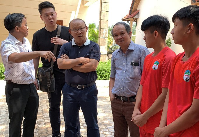 Bầu Đức sẽ sang Hàn Quốc để thăm nhà và cám ơn HLV Park Hang-seo vì đã mang tấm HCV SEA Games về cho người hâm mộ Việt Nam Bầu Đức sẽ sang Hàn Quốc để thăm nhà và cám ơn HLV Park Hang-seo vì đã mang tấm HCV SEA Games về cho người hâm mộ Việt Nam