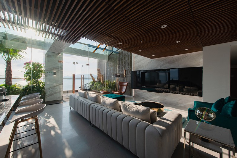 Căn penthouse có tầm nhìn tuyệt đẹp ra một bãi biển bên dưới.  Căn penthouse có tầm nhìn tuyệt đẹp ra một bãi biển bên dưới.