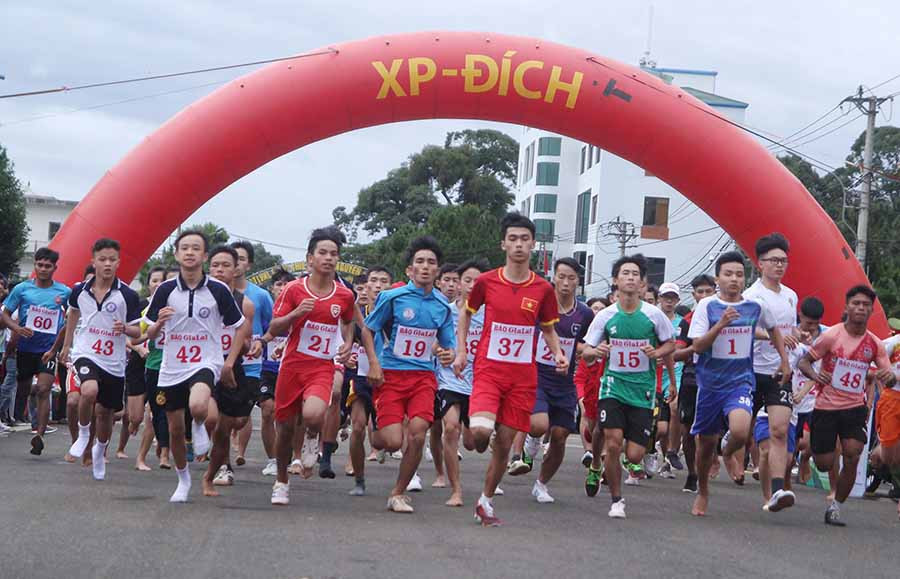 Các VĐV tranh tài tại giải Việt dã Báo Gia Lai năm 2018. Ảnh: L.V.N