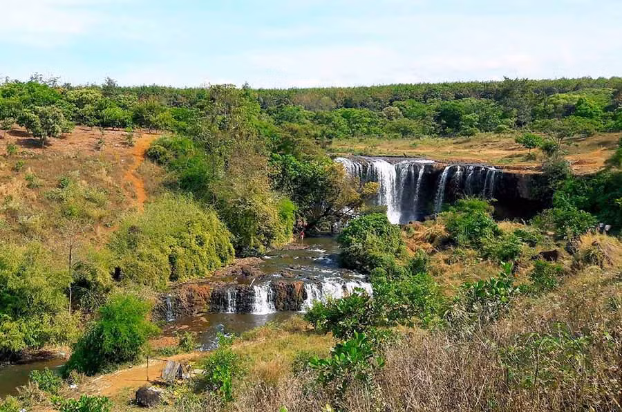 Thác Mơ đang trở thành điểm du lịch hút khách. Ảnh: N.T