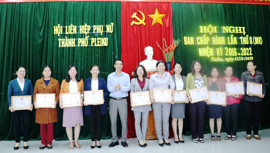 Tặng giấy khen của Chủ tịch UBND thành phố cho các cá nhân đạt thành tích xuất sắc trong công tác Hội và phong trào phụ nữ năm 2019. Ảnh: Hồng Thương