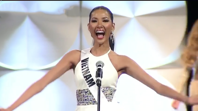 Hoàng Thùy tự tin hô to hai tiếng Việt Nam trong đêm bán kết - Ảnh: Chụp màn hình