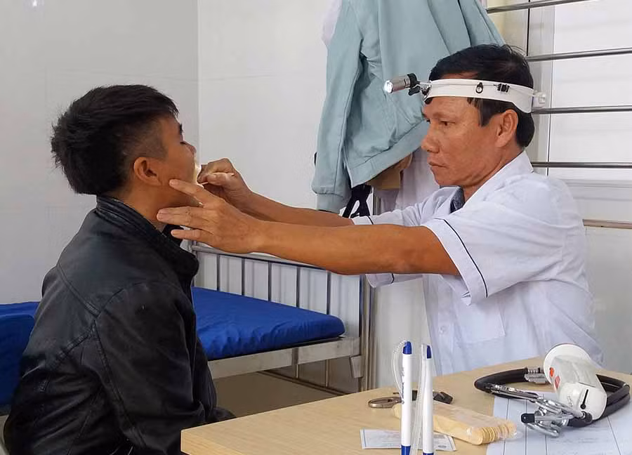  Khám bệnh cho người dân tại trạm y tế xã Ia Le, huyện Chư Pưh. Ảnh: N.N