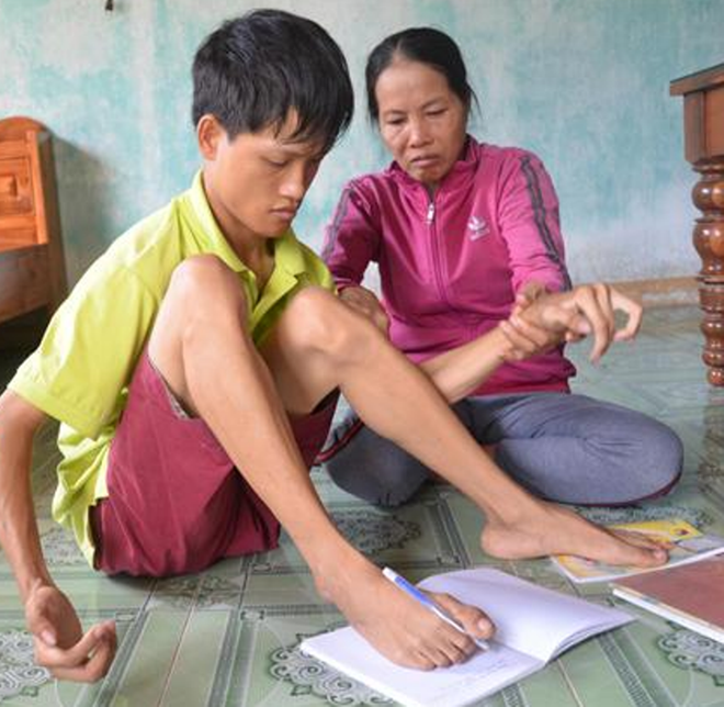 Bà Bé luôn đồng hành cùng con trai- Ảnh: P.lý