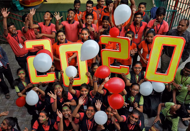 Nhiều học sinh chia vui khi thả bong bóng trong lễ chào đón Năm mới tại một ngôi trường trong thành phố Ahmedabad thuộc phía tây Ấn Độ ngày 31.12.2019 - Ảnh: Reuters