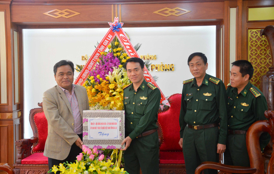 Phó Bí thư Thường trực Tỉnh ủy tặng quà động viên các cán bộ, chiến sĩ Bộ Chỉ huy Bộ đội Biên phòng tỉnh. Ảnh: Vĩnh Hoàng