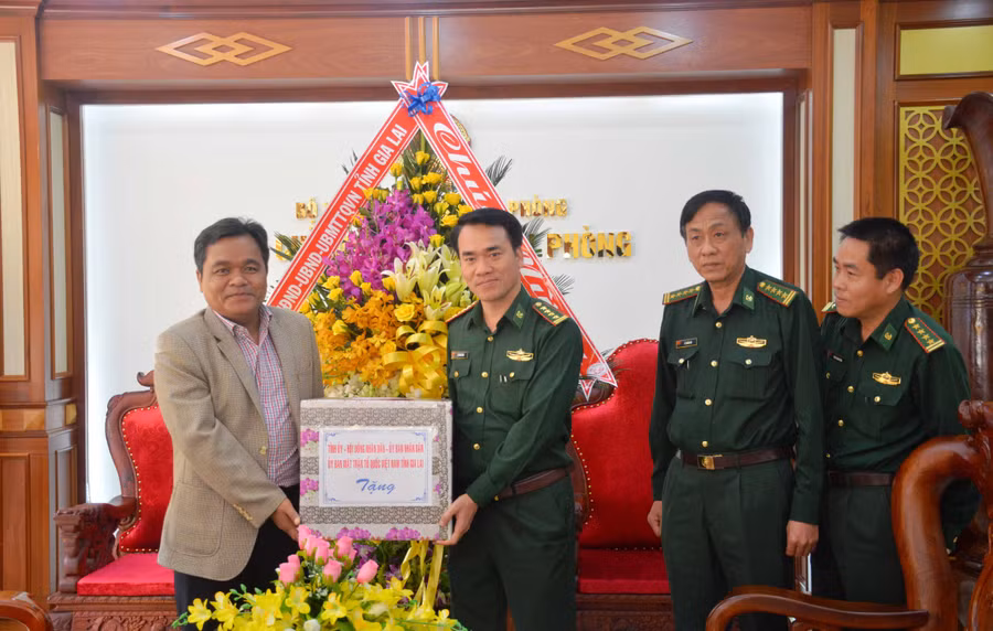 Phó Bí thư Thường trực Tỉnh ủy tặng quà động viên các cán bộ, chiến sĩ Bộ Chỉ huy Bộ đội Biên phòng tỉnh. Ảnh: Vĩnh Hoàng