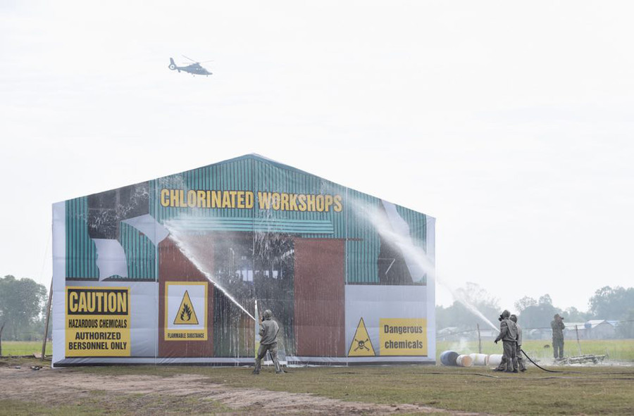  Lực lượng cứu hộ rửa sạch khu vực bị nhiễm hóa chất - Ảnh: DUYÊN PHAN