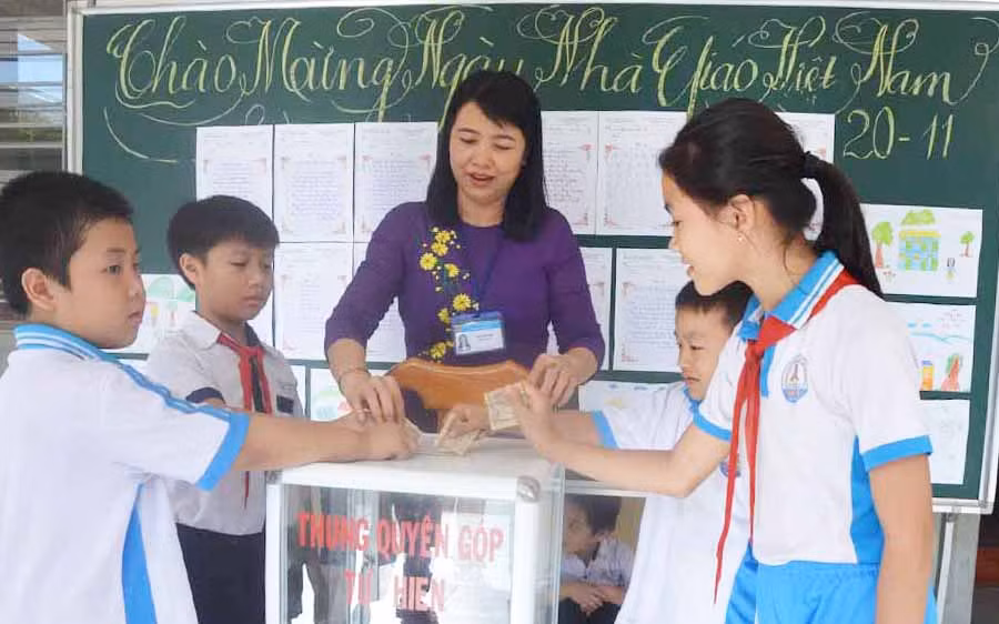  Cô trò Trường Tiểu học Nay Der (phường Đoàn Kết, thị xã Ayun Pa) góp quỹ từ thiện. Ảnh: Đ.P