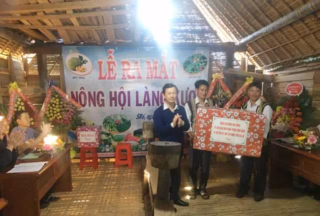 Bí thư Tỉnh ủy Dương Văn Trang (bên trái) tặng quà cho Nông hội làng Kươk. Ảnh: An Phát.