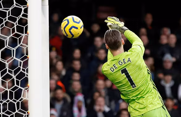 Pha bắt bóng mắc lỗi của thủ môn De Gea - Ảnh: REUTERS