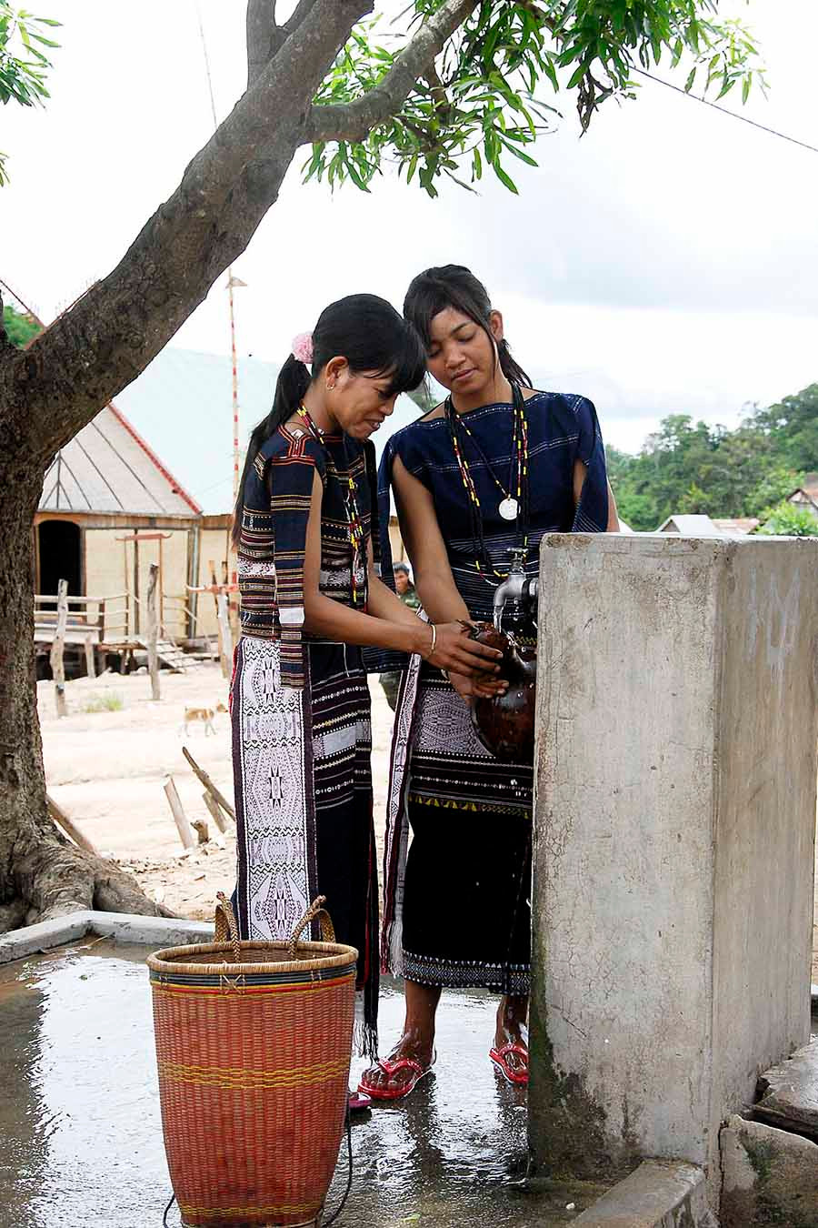 Thiếu nữ Jrai mang gùi đi gùi nước Ảnh: Đức thụy  Thiếu nữ Jrai mang gùi đi gùi nước Ảnh: Đức thụy