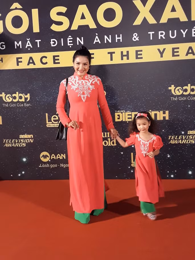 Mẹ con diễn viên Kiều Trinh