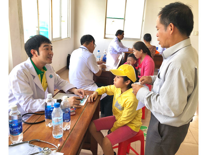  TS-BS Phạm Lê Duy trong một lần khám chữa bệnh từ thiện - Ảnh: NVCC