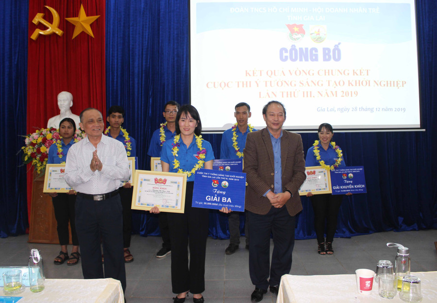 Ban tổ chức trao giải ba cho tác giả Khương Thị Ngọc Ánh với dự án Ơ này Jrai. Ảnh: Phan Lài Ban tổ chức trao giải ba cho tác giả Khương Thị Ngọc Ánh với dự án Ơ này Jrai. Ảnh: Phan Lài