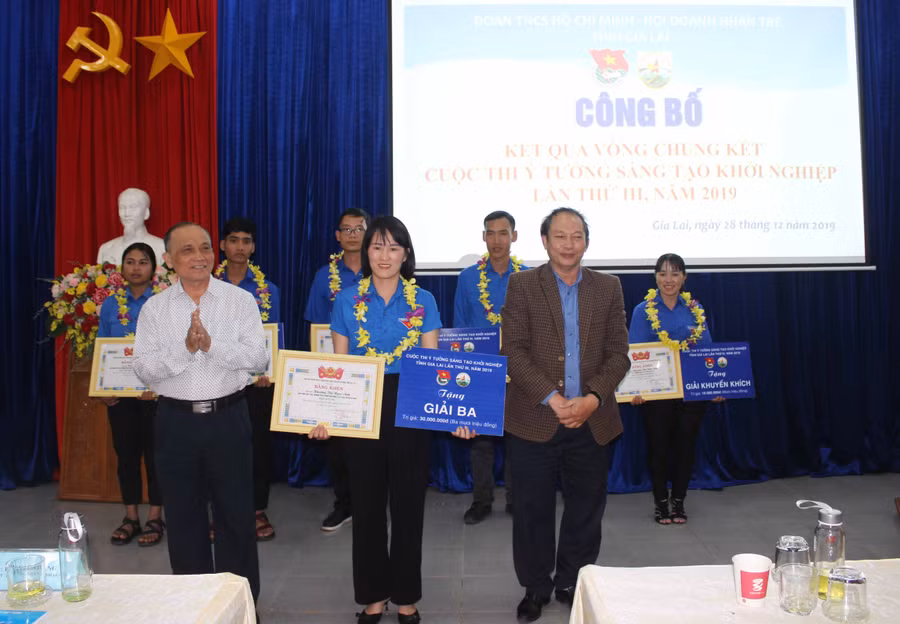 Ban tổ chức trao giải ba cho tác giả Khương Thị Ngọc Ánh với dự án Ơ này Jrai. Ảnh: Phan Lài