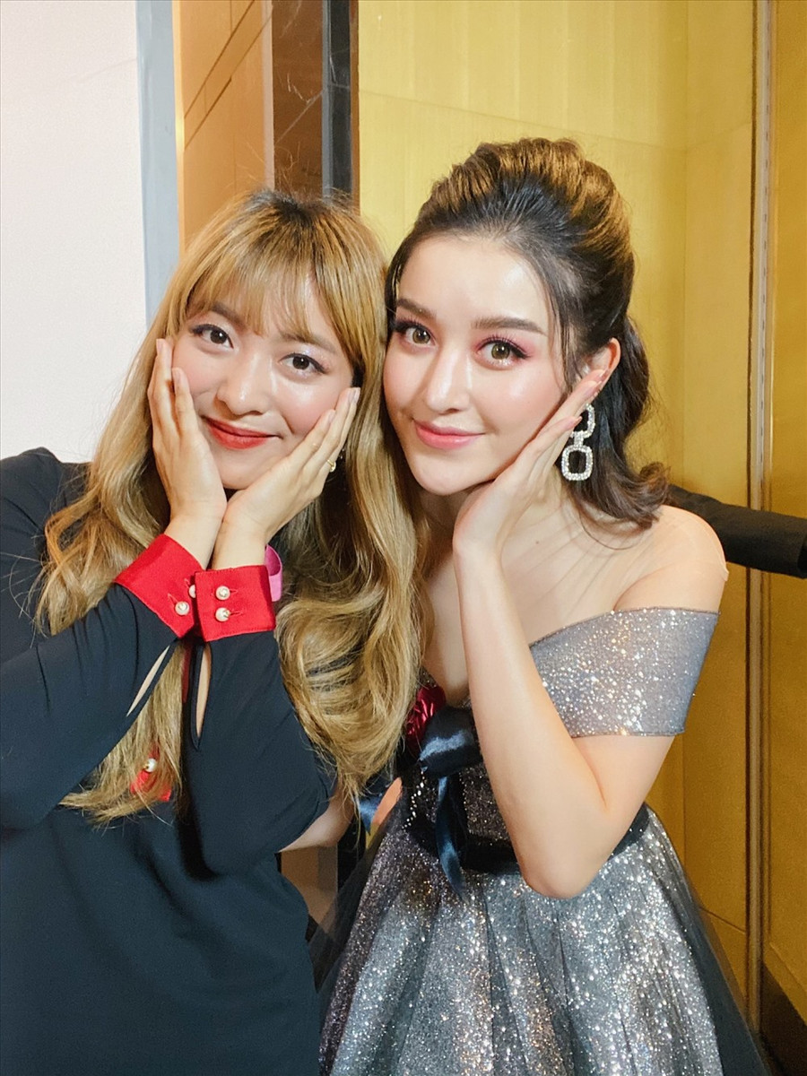 Á hậu Huyền My nổi bật bên ca sĩ người Hàn Quốc - Luna. Ảnh: NVCC.