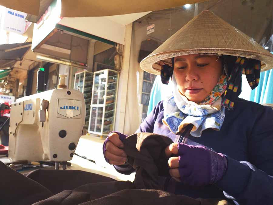  Chị Hằng tranh thủ làm cả buổi trưa để kịp giao đồ cho khách. Ảnh: P.D