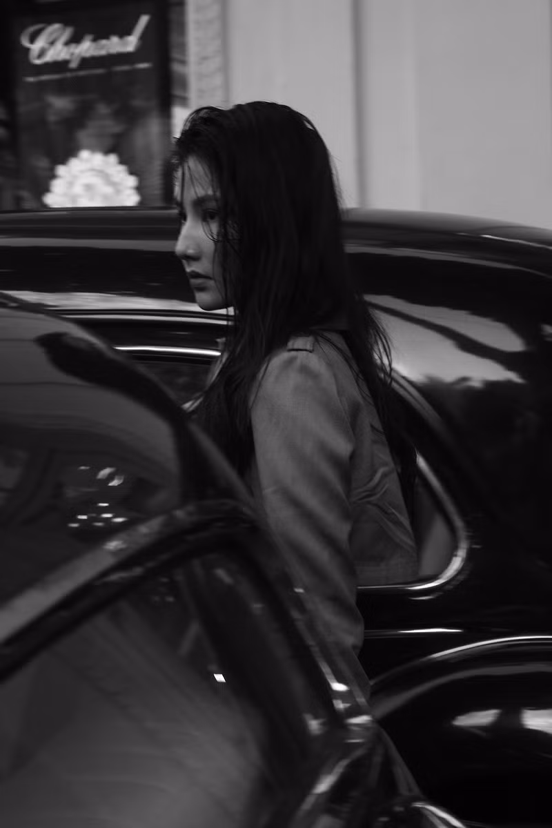 Bộ ảnh đường phố với phong thái tự nhiên, có màu sắc cổ điển nhưng vẫn đậm chất thời trang cao cấp.