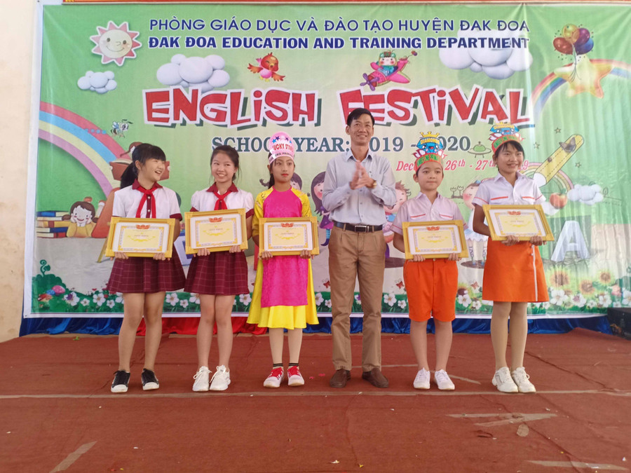  Ông Nhữ Văn Hưng-Phó Trưởng phòng Giáo dục và Đào tạo huyện Đak Đoa-trao giải thưởng cho các phần thi xuất sắc. Ảnh: K.S