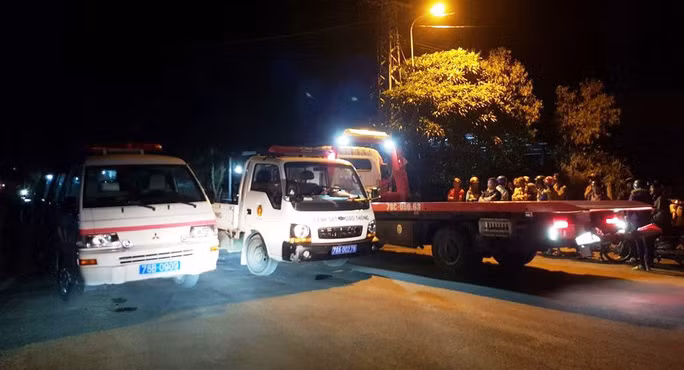  Lực lượng chức năng có mặt tại hiện trường đưa những người bị thương đi cấp cứu